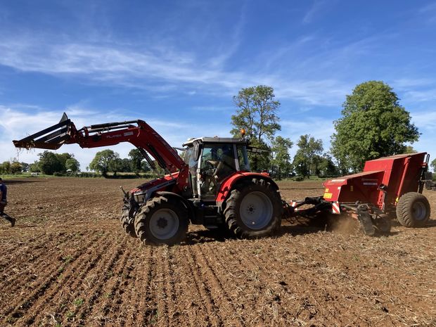 UN poids à vide de seulement 3,3 tonnes pour la ramasseuse de pierres Kongskilde. 