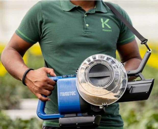 Koppert France présente un pistolet souffleur pour le lâcher des auxiliaires dans les serres