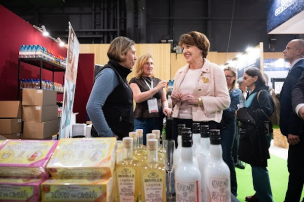 la ministre de l'agriculture dans un salon de produits alimentaires français.