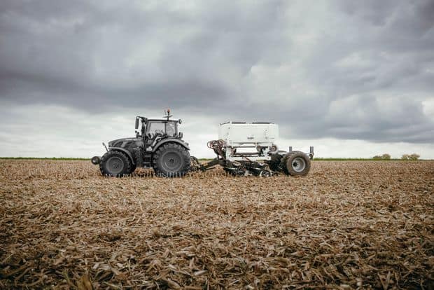 la nouvelle gamme de semoir Boss de 3 à 4,5 m empbarque une trémie pressurisée de 2800 l.