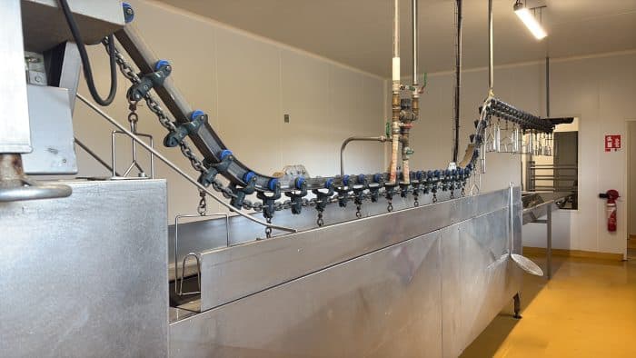 L'atelier de transformation met toutes sortes de viandes en conserve.