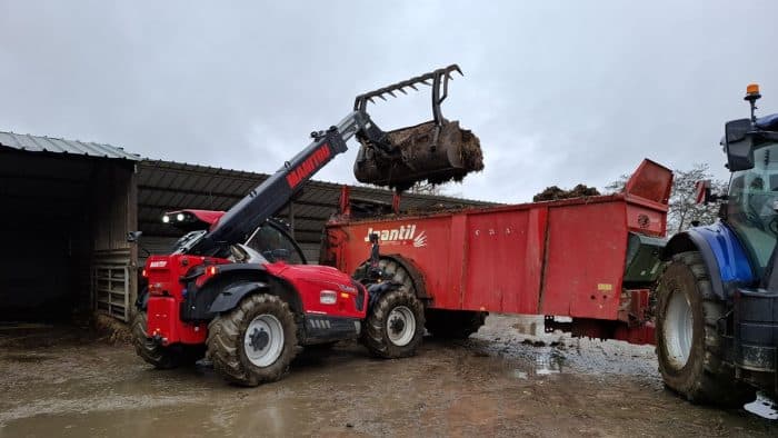 Manitou La Fléole au chargement de fumier