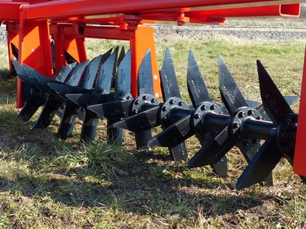 des couteaux de 20 cm pour un travail de décompactage des prairies avec l'aérateur Roll Aer Quivogne