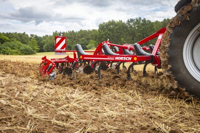 lors d'un travail de scalpage, le déchaumeur Horsch Terrano présente un rappui favorable aux levées d'adventices