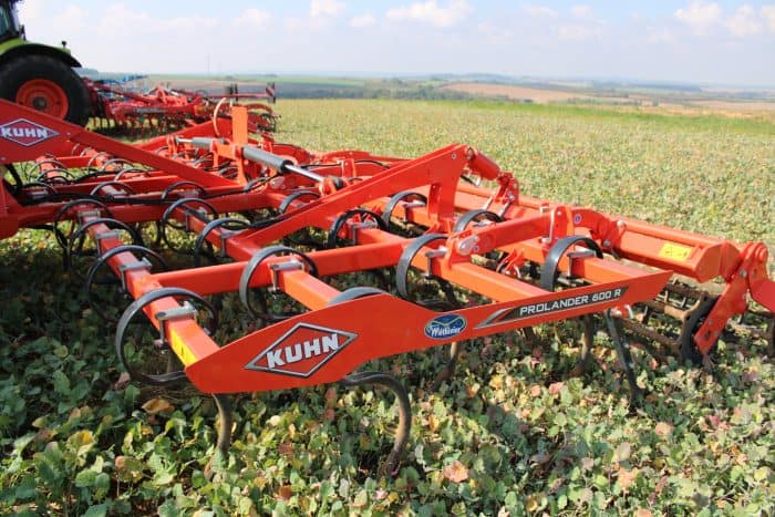 Un travail de scalpage satisfaisant pour le déchaumeur Kuhn Prolander.