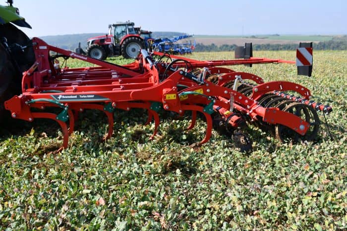 Le déchaumeur Kverneland Turbo 5000 F permet des repiquages réduits lors des opérations de scalpage.