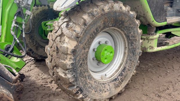 Des pneumatiques spécifiques pour le télescopique de la cuma de Saint Bonnet le Chateau.