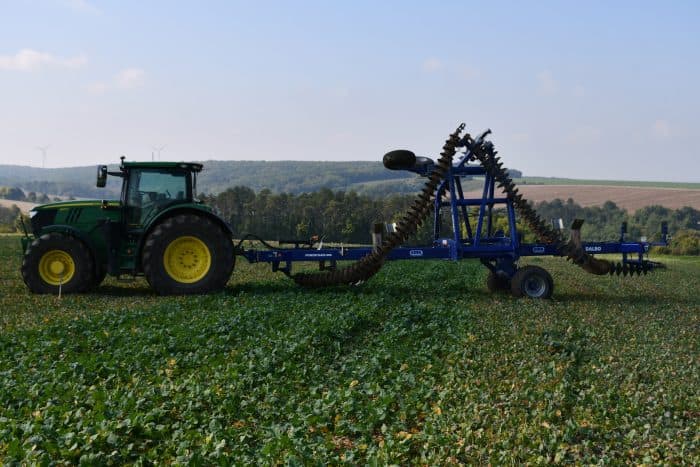 Le Dalbo Powerchain se situe entre un déchaumeur superficiel et un scalpeur.