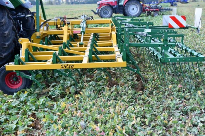 Le scalpeur Lachaud DC 20 possède 4 rangées de dents et des roues de terrage positionnées à l'avant
