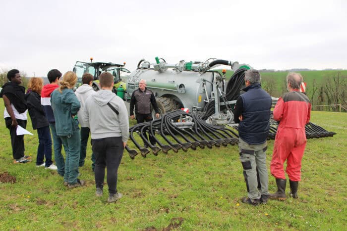 épandage repousse herbe prairie