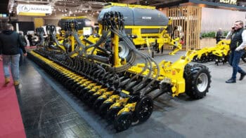 Le semoir Bednar Directo NE dans la grande largeur