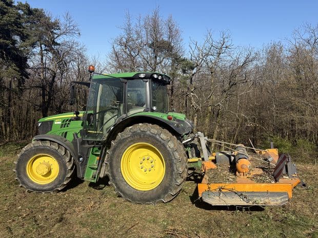 une puissance maximale de 171 ch et 202 ch avec la surpuissance pour le John Deere 6155R