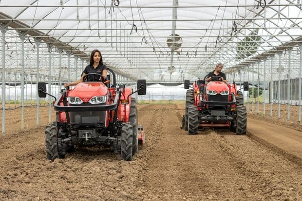 2 modèles compacts et économiques avec la série E des tracteurs compacts Massey Ferguson