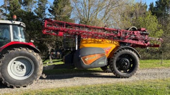 Calvet pulvérise en grande culture avec le trainé Millenium