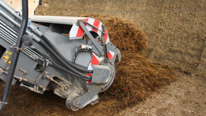 Chargement d'enrubannage dans la mélangeuse.