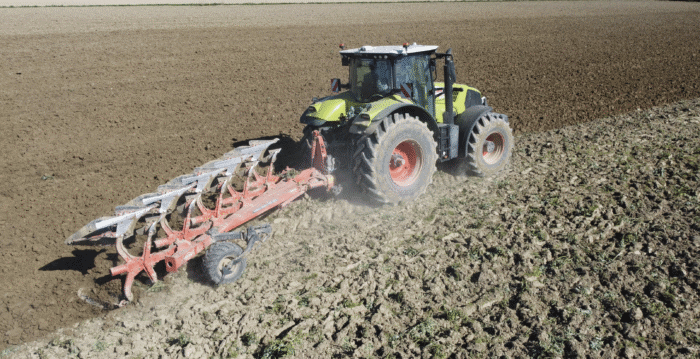 Tracteur Claas Axion 830 Cmatic au labour