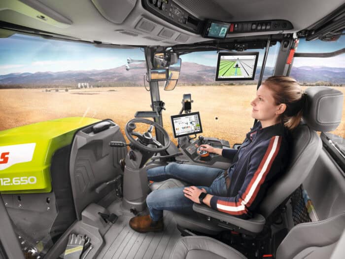 intérieur cabine Claas Xerion 12