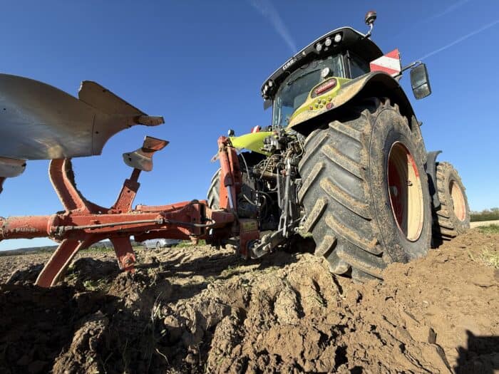 Axion 830 Claas équilibre masse laboure