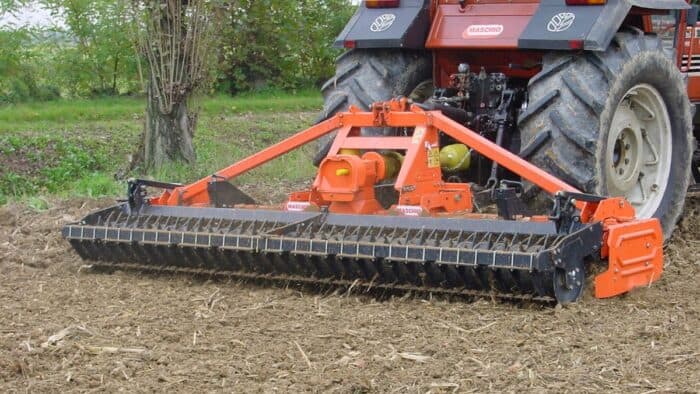 outil animé herse rotative au champ