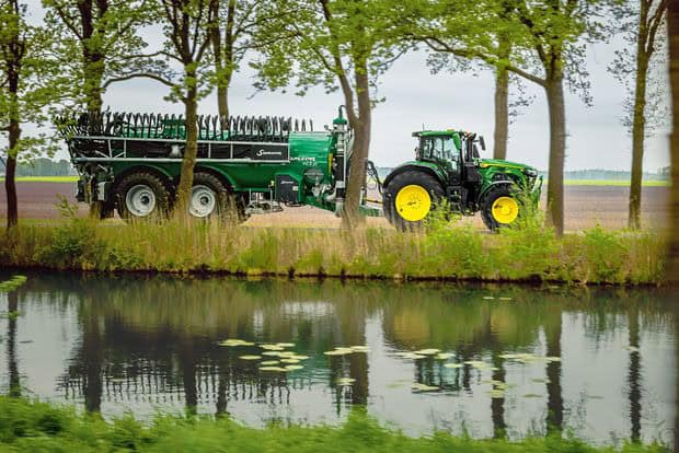 Des améliorations pour la conduite et la sécurité sur route avec les tracteurs John Deere 6R