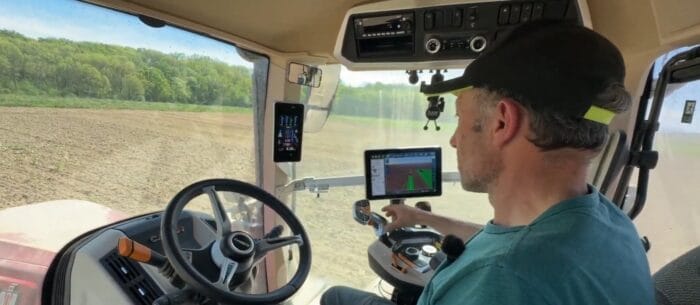En cabine du tracteur Case IH Puma 200, le grand écran de contrôle, réglages et gestion électronique se trouve sur la droite.