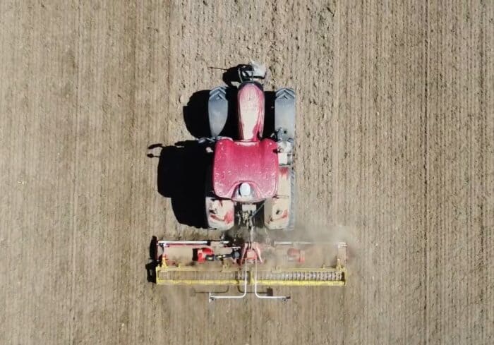 En mode AFS Connect, le tracteur Case IH Puma 200 est guidé avec précision ici au travail du sol.