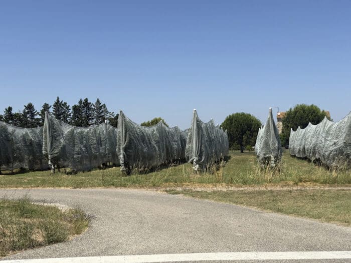 La mise en place de filets sur les vergers demande des matériels spécifiques. La cuma a su ainsi s'adapter aux changments