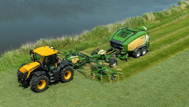 Krone réunit l'andainage et le pressage en un seul chantier