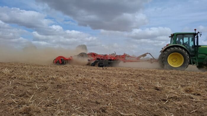 déchaumeur à disques Kuhn Optimer au champ