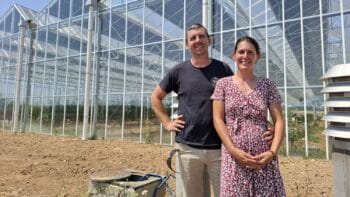 Une serre avec puits canadien et toiture photovoltaïque