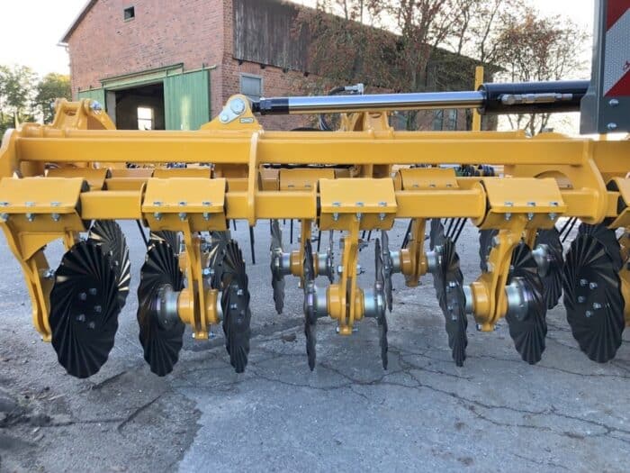 Les disques peuvent être escamotés sur la herse à paille Agrisem