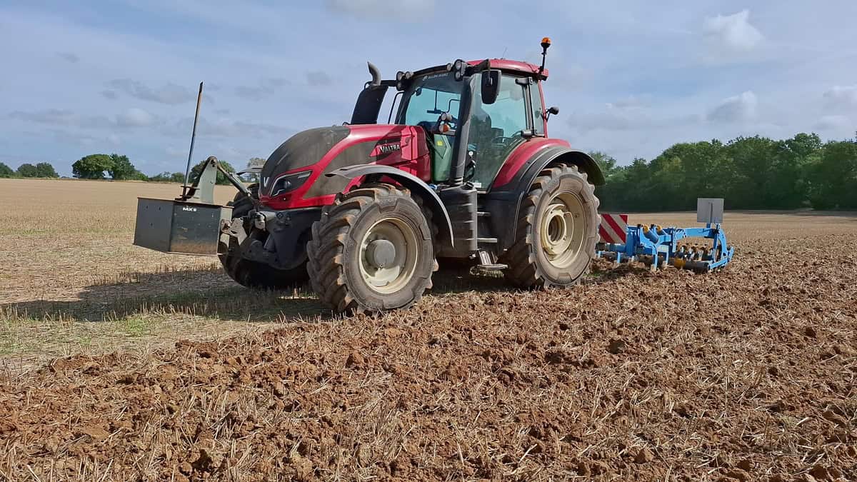 Valtra T avec Actisol Demeter au travail