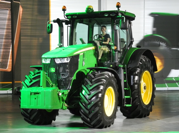 Le plus gros des 7R sera lancé en présérie en 2014 avec un moteur tier 4 final. jd 7r